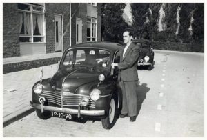 Opa de Groot met zijn Renault 4 CV
